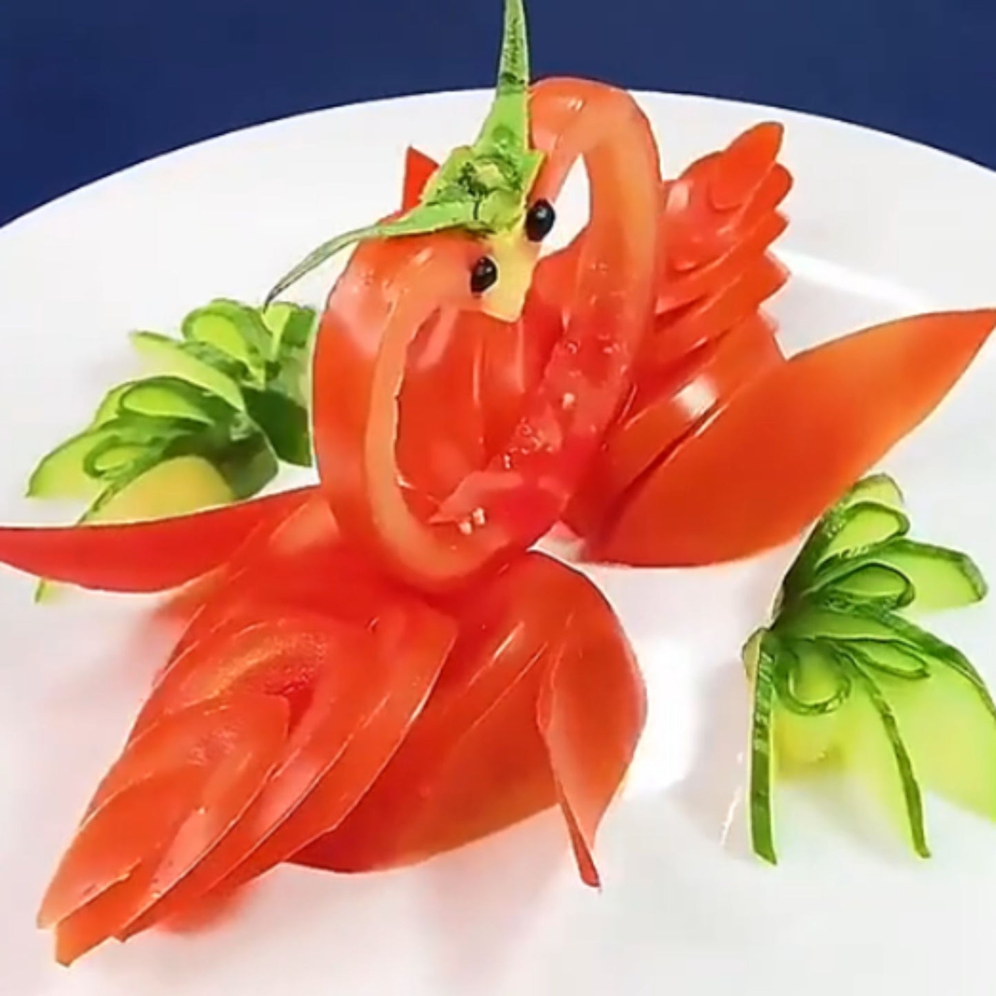 Le couteau à fruit ViaFrutti convient pour les fruits et les légumes comme les tomates et les concombres