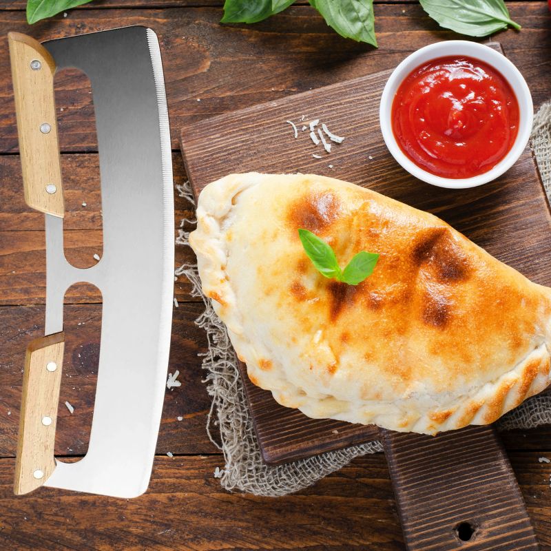 Notre couteau à pizza convient aussi pour couper vos délicieuses tartes quiches tourtes tortillas calzone et bien plus encore