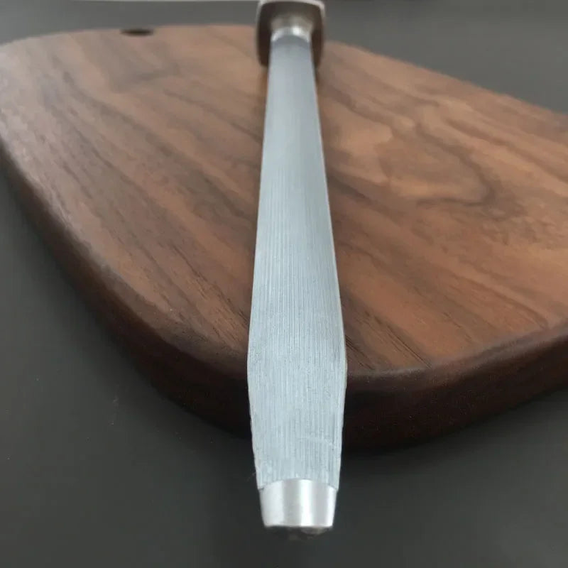 Une conception simple et ingénieuse adaptée à tous types de couteaux