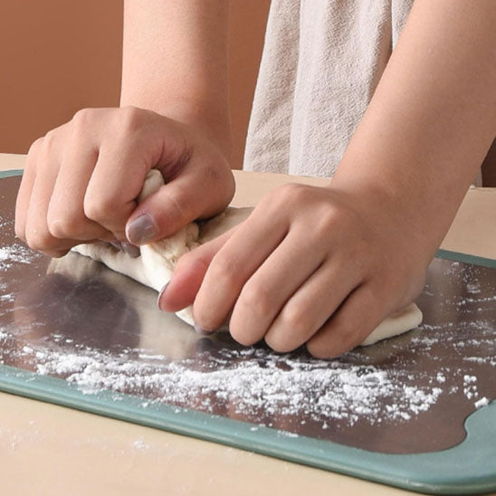 Notre planche à découper double face est idéale pour pétrir vos pâtes à pizza à pain et plus encore