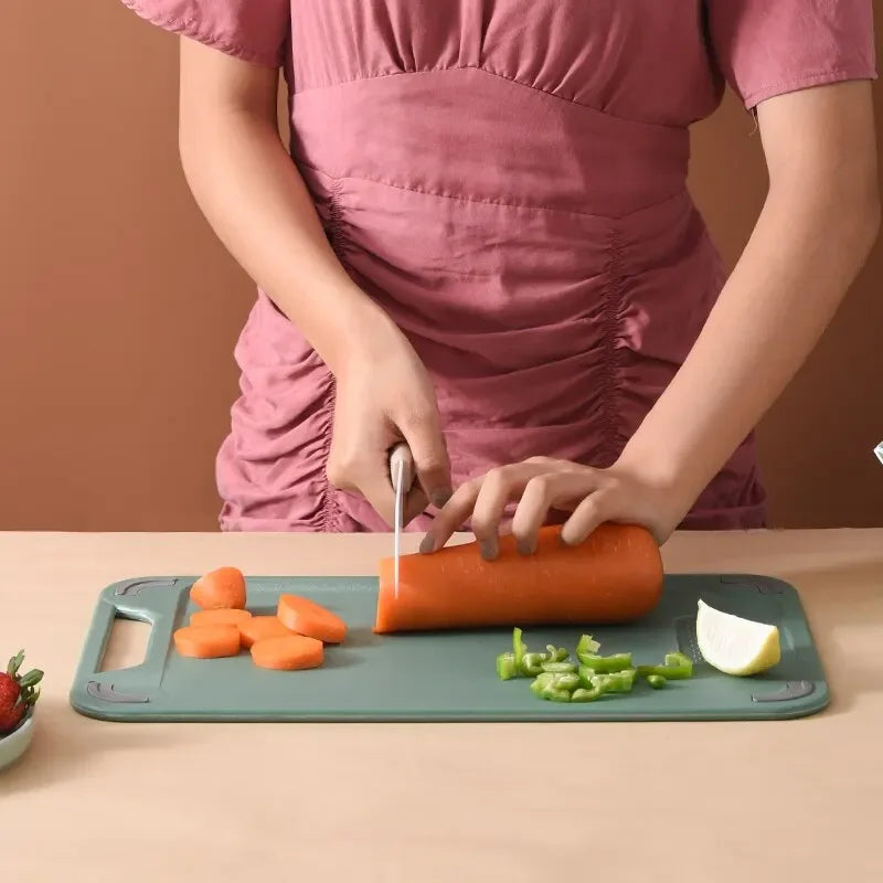 La planche à découper qui vous garantit polyvalence hygiène et praticité avec une face pour les fruits et les légumes et une face pour les viandes