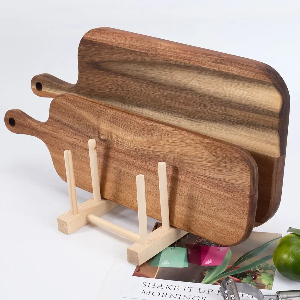 Le grain unique et La teinte chaude de notre planche à découper en noyer apportent une touche rustique chic à votre cuisine, tandis que sa poignée ergonomique facilite chaque manipulation