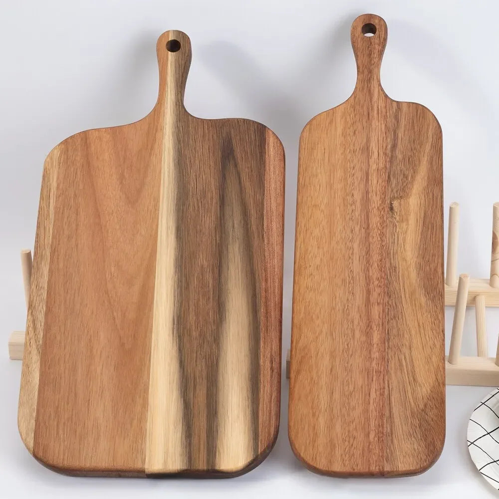 Fabriquée en bois de noyer naturel noble et résistant, cette planche allie beauté naturelle et fonctionnalité exceptionnelle.