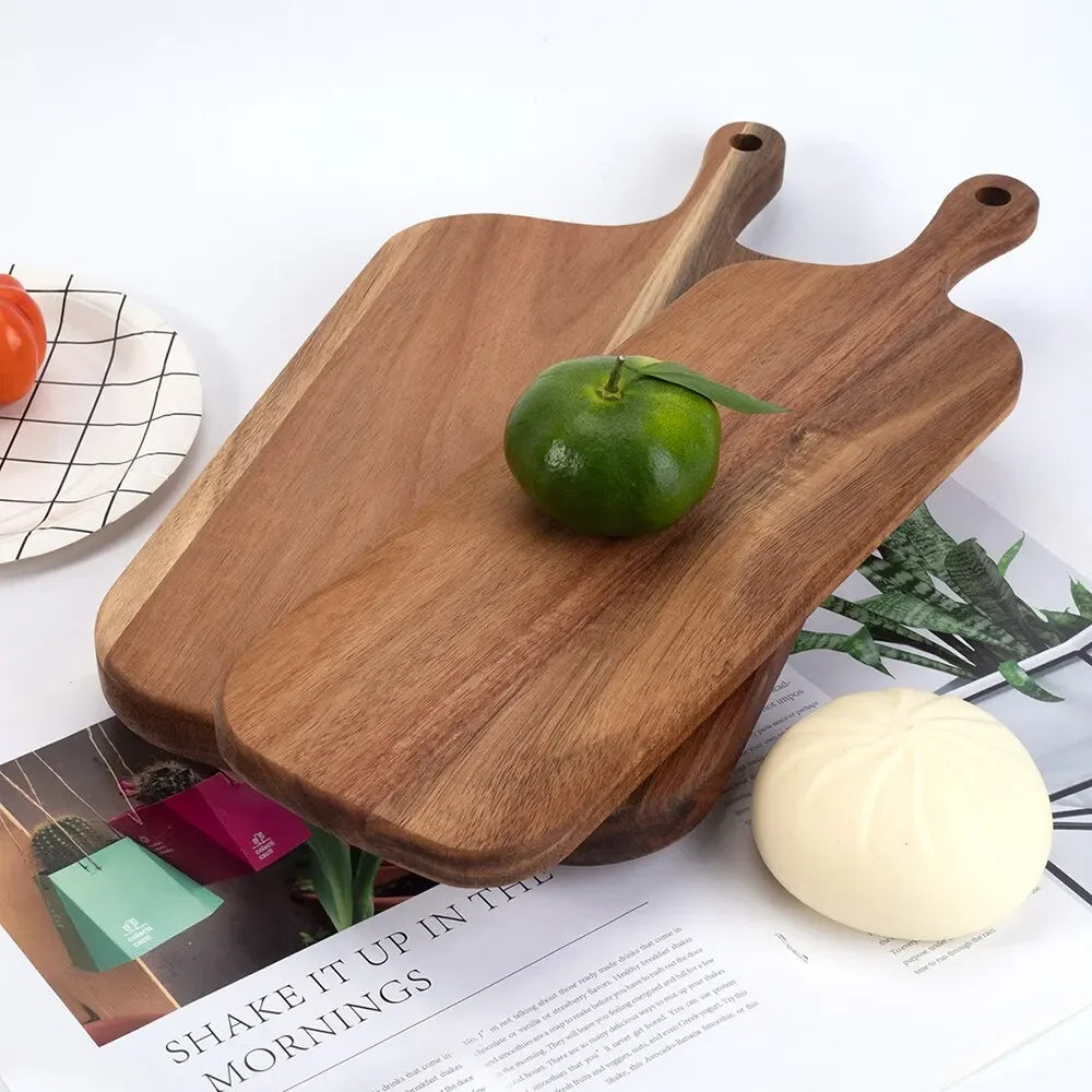 Bien plus qu'une planche à découper, notre planche en noyer peuvent également servir de plateaux d'apéritif et s'adaptent à toutes vos envies culinaires