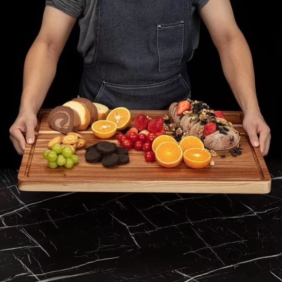 Notre planche en noyer multifonctions peut être utilisée comme planche à découper et comme plateau de service ou à fromage pour l'appéritif