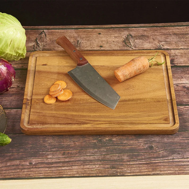 La planche à découper en noyer et sa surface lisse et dense permet une découpe précise sans émousser les lames de vos couteaux. Avec sa capacité auto cicatrisante et un entretien minimal, elle vous accompagnera pendant de nombreuses années