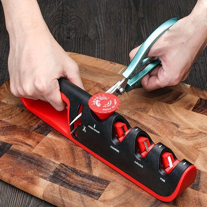 Enfin un aiguiseur qui permet d'affûter non seulement les couteaux mais aussi les ciseaux de cuisine de maniêre efficace et sécuritaire