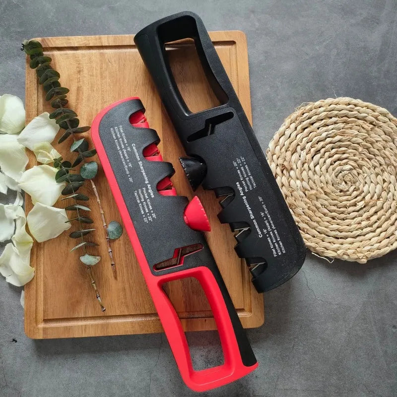 Nous vous proposons deux variantes de l'aiguiseur de couteau professionnel: une variante noir et une variante rouge et noir