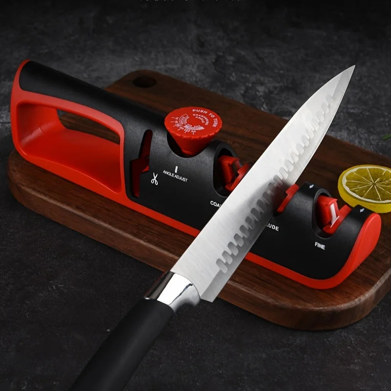 Tournez le bouton rouge pour ajuster l'angle de coupe et commencez à affûter. Vos couteaux de cuisine méritent un affûtage proffessionnel qui leur redonne leur tranchant d'origine