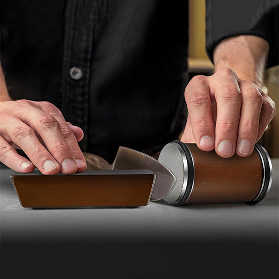 L'aiguiseur de couteau rotatif astucieux et ingénieux qu'il vous faut pour affûter vos couteaux émoussés