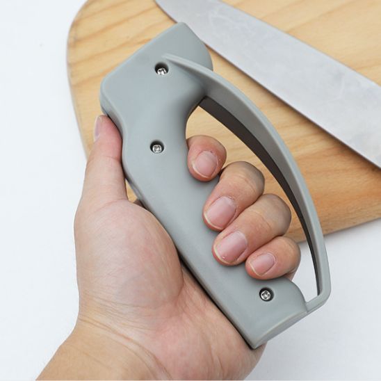 Un aiguiseur de couteaux intuitif et simple d'utilisation qui redonne leur tranchant du premier jour à vos lames émoussées
