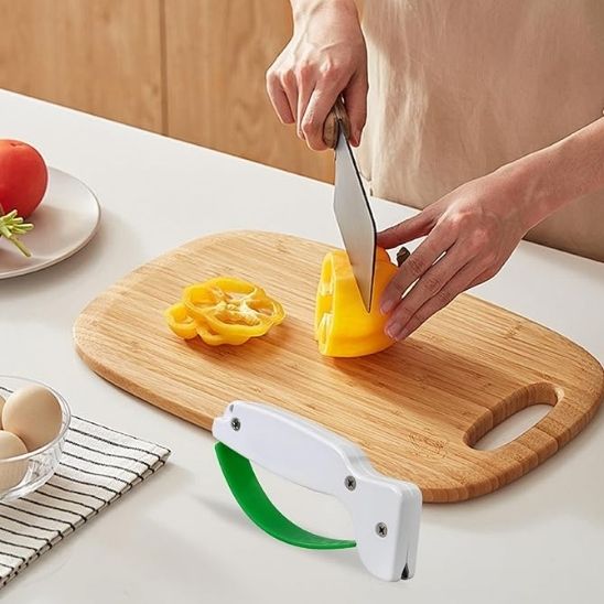 Retrouvez le plaisir de cuisiner avec des couteaux tranchants comme au premier jour grâce à notre aiguiseur de couteau professionnel