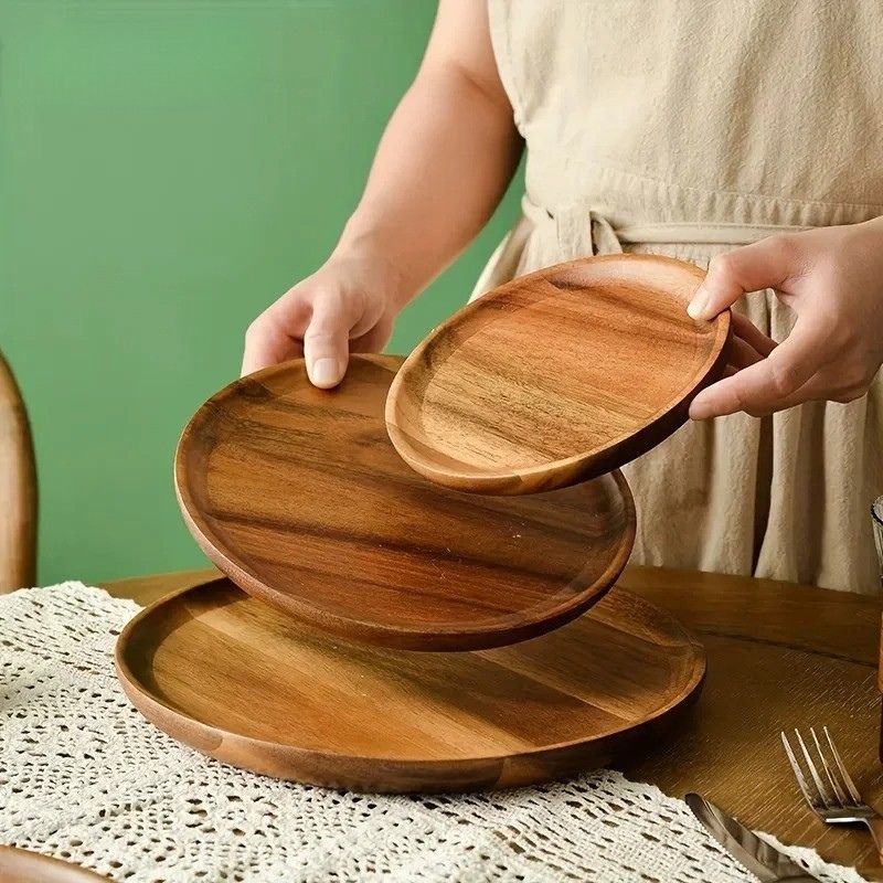 Apportez une touche personnelle, élégante et chaleureuse à votre table grâce à ces assiettes en bois d'acacia