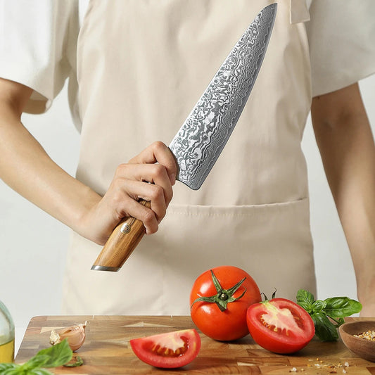 Découvrez notre couteau de chef en acier Damas. Élégant et ultra tranchant, un couteau d'exception pour exceller dans votre art culinaire 