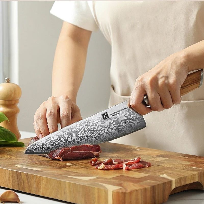 Découvrez la précision et le tranchant incomparables de notre couteau de chef en acier Damas qui glisse dans vos aliments comme dans 
