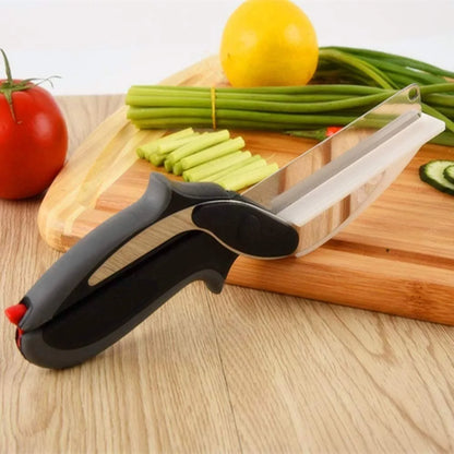 Muni d'une mini planche à découper intégrée et d'un couteau en acier inoxydable ultra tranchant, notre coupe légumes révolutionne l'art de la découpe en cuisine