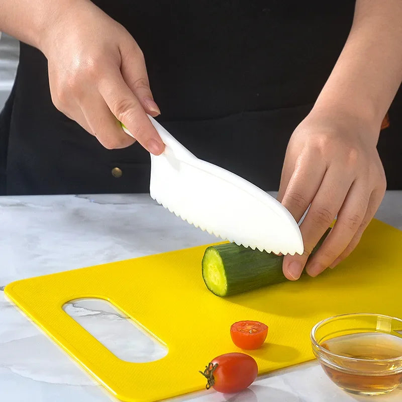 Nos couteaux sont conçus avec des matériaux sains solides et résistants pour couper les aliments mais jamais les doigts 😉