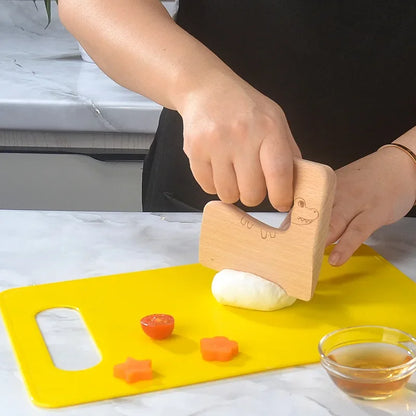 Sûr et adapté aux enfants, notre notre coupe pâte en bois est spécialement conçu pour les enfants âgés de 3 à 13 ans pour assurer leur sécurité tout au long de leurs préparations culinaires