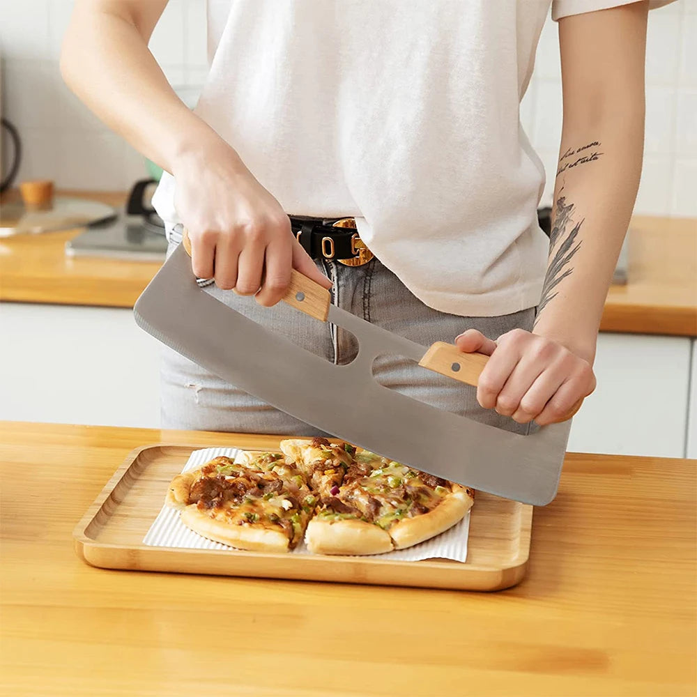 Des parts de pizza nettes égales et propres en un seul geste