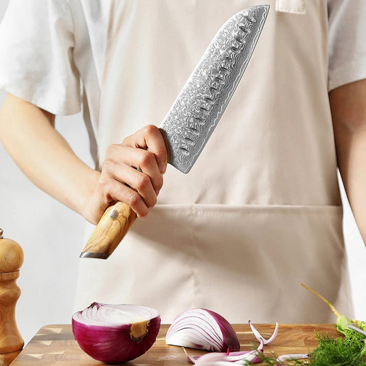 Avec sa lame en acier Damas et sa somptueuse poignée en bois d'olivier, découvrez notre couteau Santoku. Un couteau d'exception qui vous permet de couper vos aliments avec facilité et précision