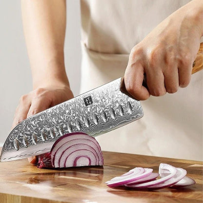 Notre couteau Santoku en acier Damas glisse dans vos aliments comme dans du beurre