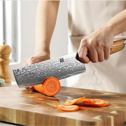 Idéal pour couper tous vos légumes fruits et viandes, notre couteau Nakiri en acier Damas glisse dans vos aliments comme dans du beurre