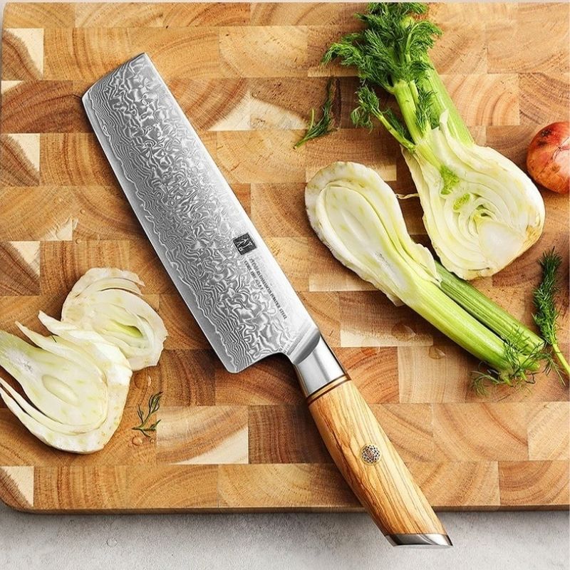 Notre couteau Nakiri en acier Damas tranche et émince vos aliments même les plus coriaces comme le fenouil l'artichaud ou le chou de facon nette propre et précise 
