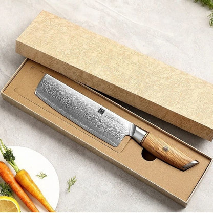 Notre couteau Nakiri en acier Damas vous est livré dans une somptueuse boîte, un cadeau sublime à vous offrir à vous-même ou à un proche