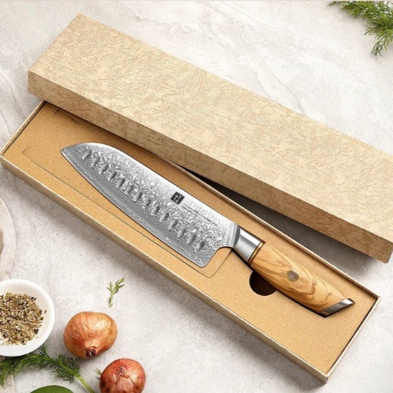 Notre couteau Santoku en acier Damas vous est livré dans une somptueuse boîte, un cadeau sublime à vous offrir à vous-même ou à un proche