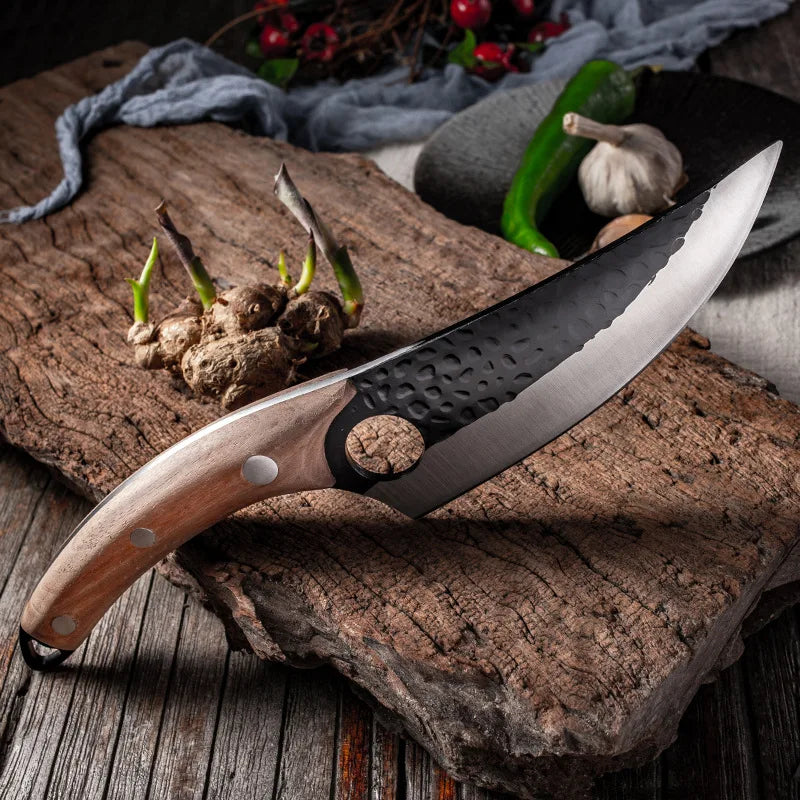 Avec sa lame forgée et martelée à la main dans un acier chromé à la fine pointe de la technologie notre couteau artisanal KraftNife est le parfait équilibre entre tradition et innovation