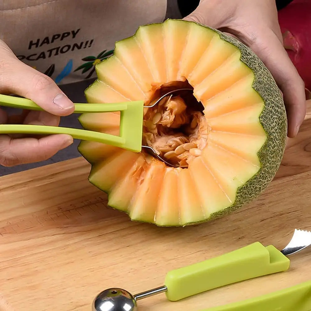 Utilisez la grande cuillère à grater pour nettoyer vos melons et retirer toutes les graines pour une présentation propre et   attrayante