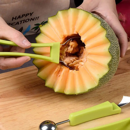 Utilisez la grande cuillère à grater pour nettoyer vos melons et retirer toutes les graines pour une présentation propre et   attrayante