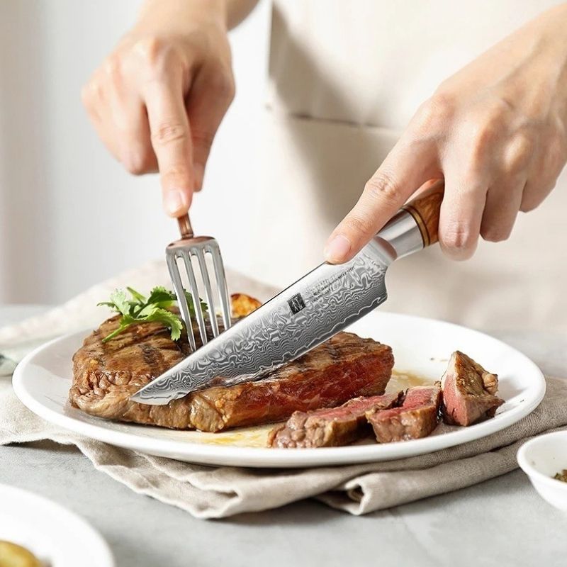 Parfait comme couteau à steak ou encore pour couper fruits légumes viandes et plus encore, notre couteau de table deviendra votre allié No 1 pour toutes vos préparations culinaires