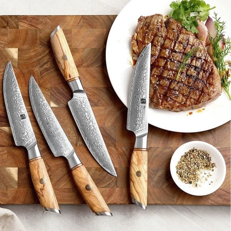 Découvrez notre couteau de table en acier Damas authentique. Indispensable pour parer vos viandes, trancher, préparer et couper de délicieux et savoureux steaks cuits à la perfection - L'essayer c'est l'adopter!