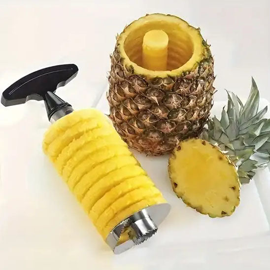 Fini la galère pour éplucher vos ananas. Notre Eplucheur Ananas vous permet à la fois d'éplucher et trancher vos ananas de façon efficace propres et sécuritaire