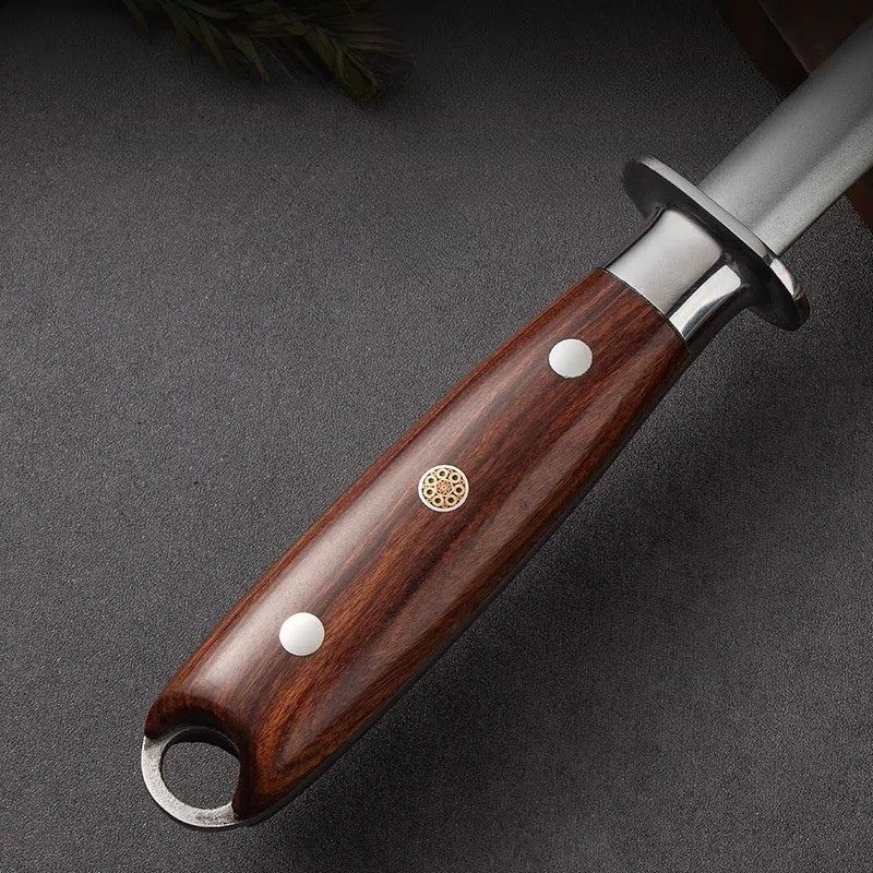 Ce fusil à aiguiser est muni d'une poignée ergonomique et élégante en bois de sorbier incrusté d'une décoration florale en cuivre pour un affûtage stable et sécuritaire