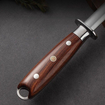 Ce fusil à aiguiser est muni d'une poignée ergonomique et élégante en bois de sorbier incrusté d'une décoration florale en cuivre pour un affûtage stable et sécuritaire