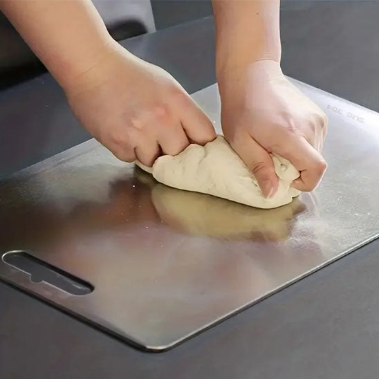 Notre planche àdécouper en acier inoxydable de qualité est idéale pour pétrir vos pâtes à pizza à pain à tartes et bien plus