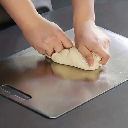 Notre planche àdécouper en acier inoxydable de qualité est idéale pour pétrir vos pâtes à pizza à pain à tartes et bien plus