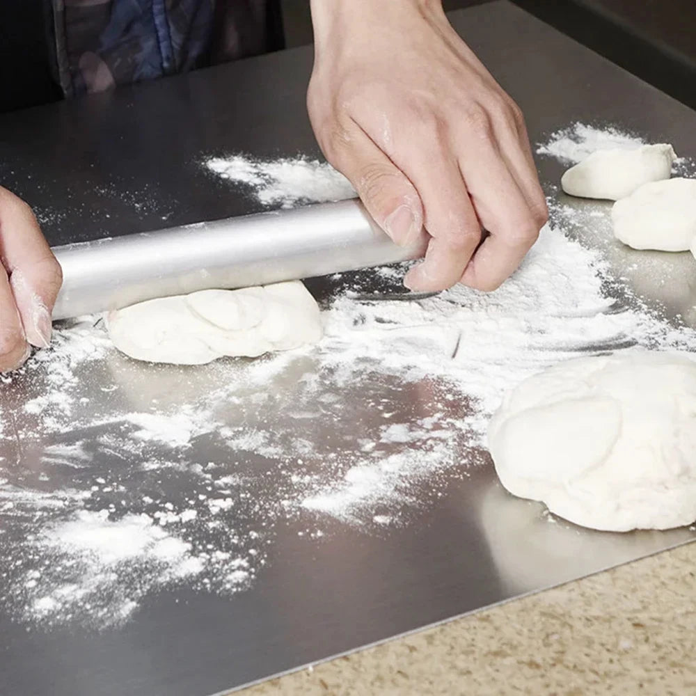 Notre planche de cuisine en acier inoxydable est idéale pour pétrir et étaler vos pâtes à pain pâtes à pizza et plus encore