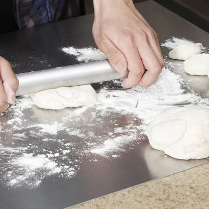 Notre planche de cuisine en acier inoxydable est idéale pour pétrir et étaler vos pâtes à pain pâtes à pizza et plus encore