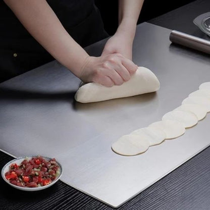 Notre planche de cuisine en acier inoxydable est idéale pour pétrir et étaler vos pâtes à pain pâtes à pizza et plus encore