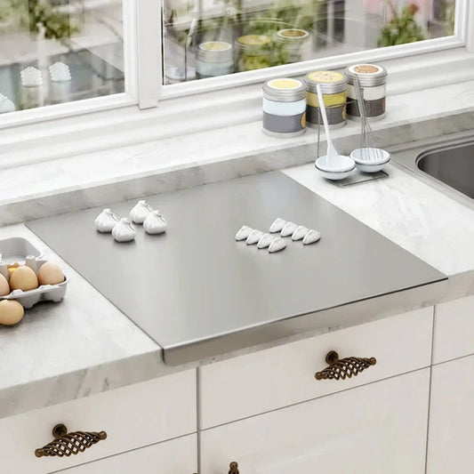 Protéez vos comptoirs en marbre, quartz ou granite grâce à cette planche de cuisine en acier inoxydable tout en apportant une touche élégante qui sublimera le décor de votre cuisine