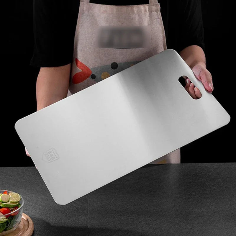 La planche à découper préférée des professionnels en raison de la robustesse et de l'inocuité de l'acier inoxydable
