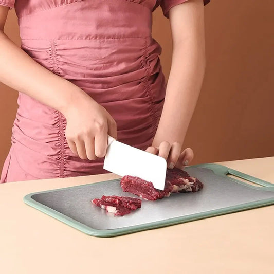 La planche à découper qui vous garantit polyvalence hygiène et praticité avec une face pour couper vos viandes et une face pour les fruits et les légumes