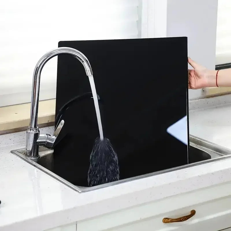 Pour nettoyer votre planche de cuisine en acrylique noir, un simple coup d'éponge ou un passage sous l'eau du robinet et le tour est joué