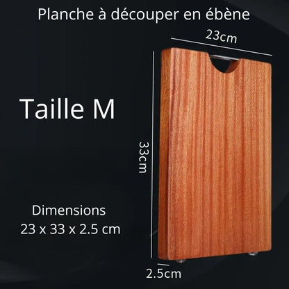 Notre planche à découper en ébène est disponible en 3 différentes tailles dont la M (23x33x2.5cm)