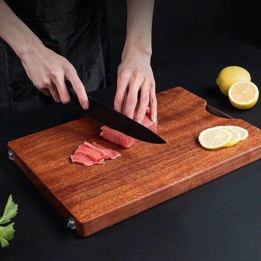 Notre planche à découper en bois massif d'ébène deviendra votre meilleur allié en cuisine pour toutes vos préparations culinaires