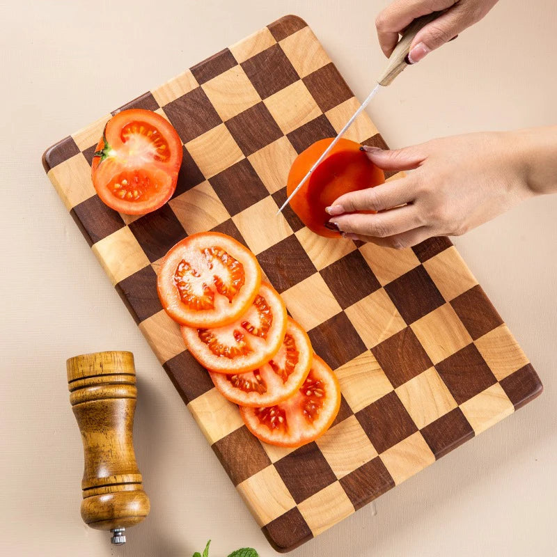 Sublimez vos préparations avec notre planche à decouper en acacia à motif damier