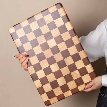 Élégante et pratique, cette planche à découper en bois d'acacia à motif damier deviendra votre meilleur allié en cuisine